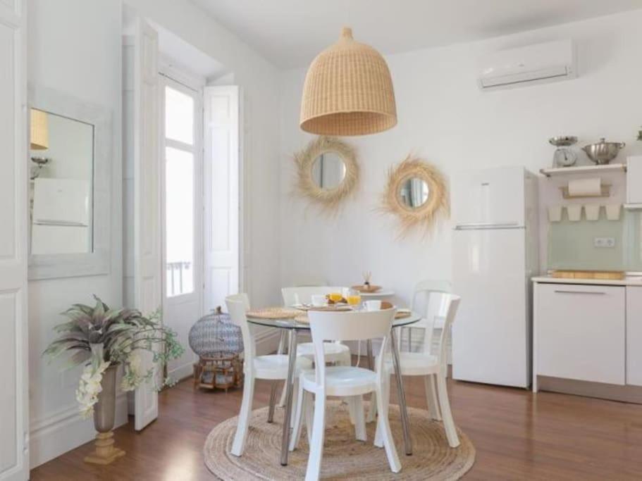 Chic Casa Cathedral At Calle Fresca 2-Bedroom Apartment In Malaga City Center Εξωτερικό φωτογραφία
