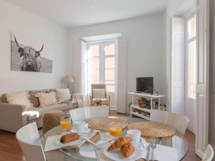 Chic Casa Cathedral At Calle Fresca 2-Bedroom Apartment In Malaga City Center Εξωτερικό φωτογραφία