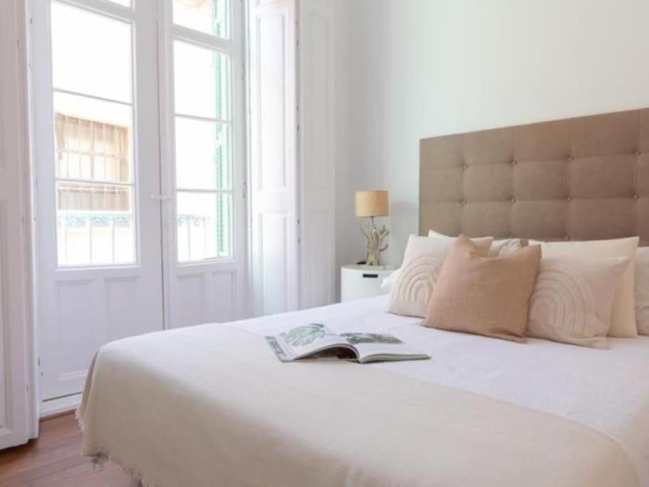 Chic Casa Cathedral At Calle Fresca 2-Bedroom Apartment In Malaga City Center Εξωτερικό φωτογραφία